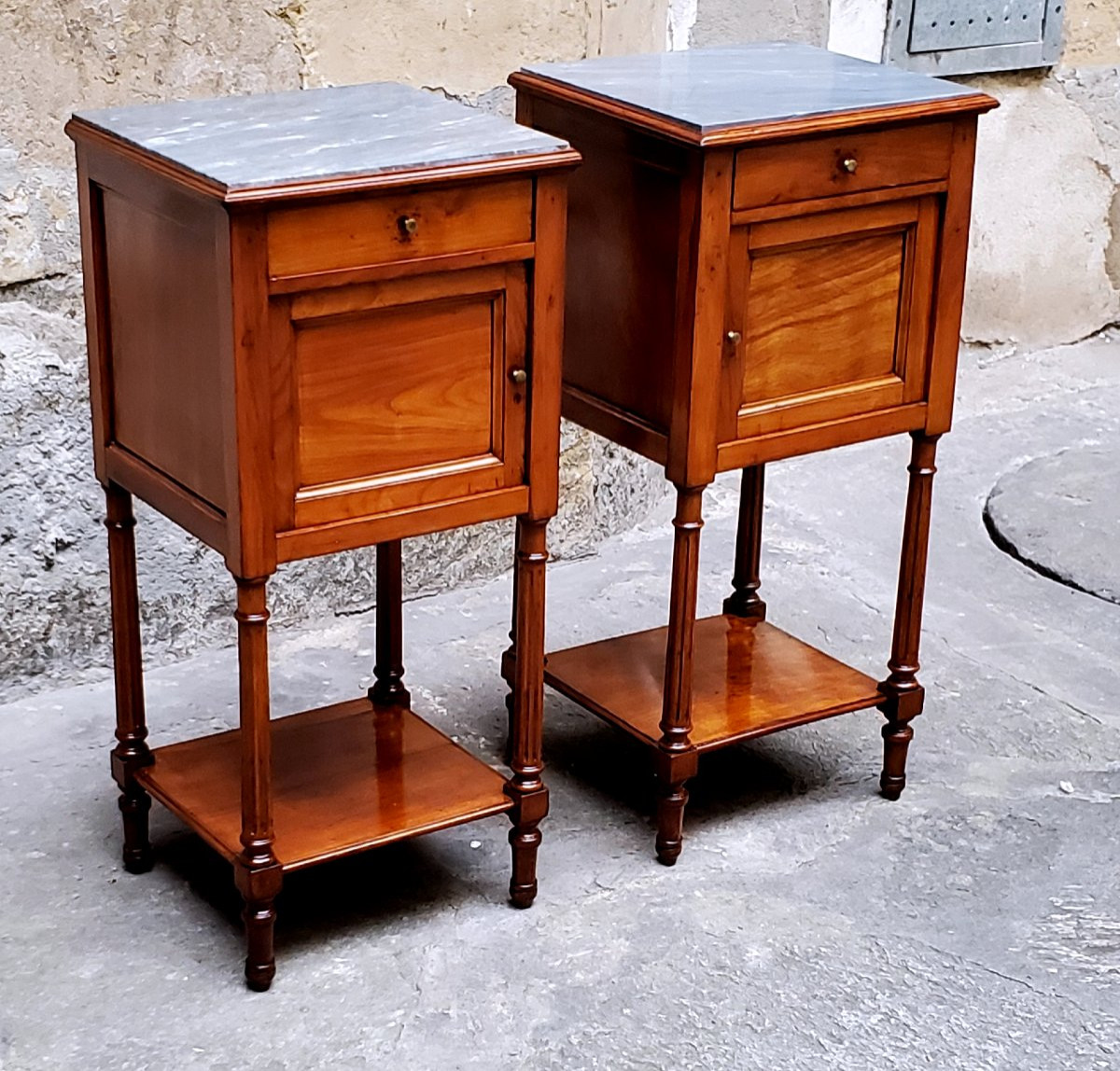 Tables de chevet Napoléon III anciennes en merisier, de fabrication française.  -photo-2