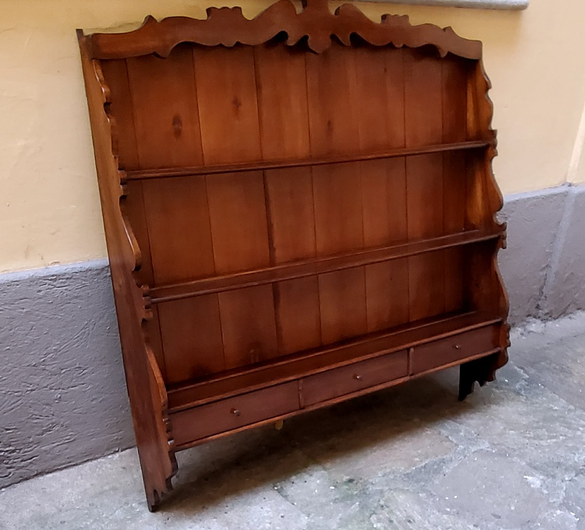 Étagère murale à assiettes en noyer, style Louis-Philippe, fabriquée en Italie.-photo-2