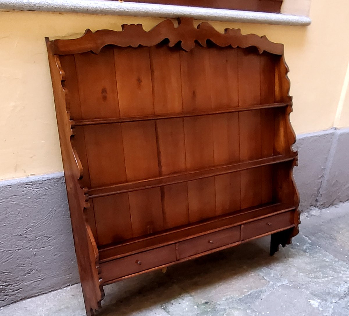 Étagère murale à assiettes en noyer, style Louis-Philippe, fabriquée en Italie.-photo-3