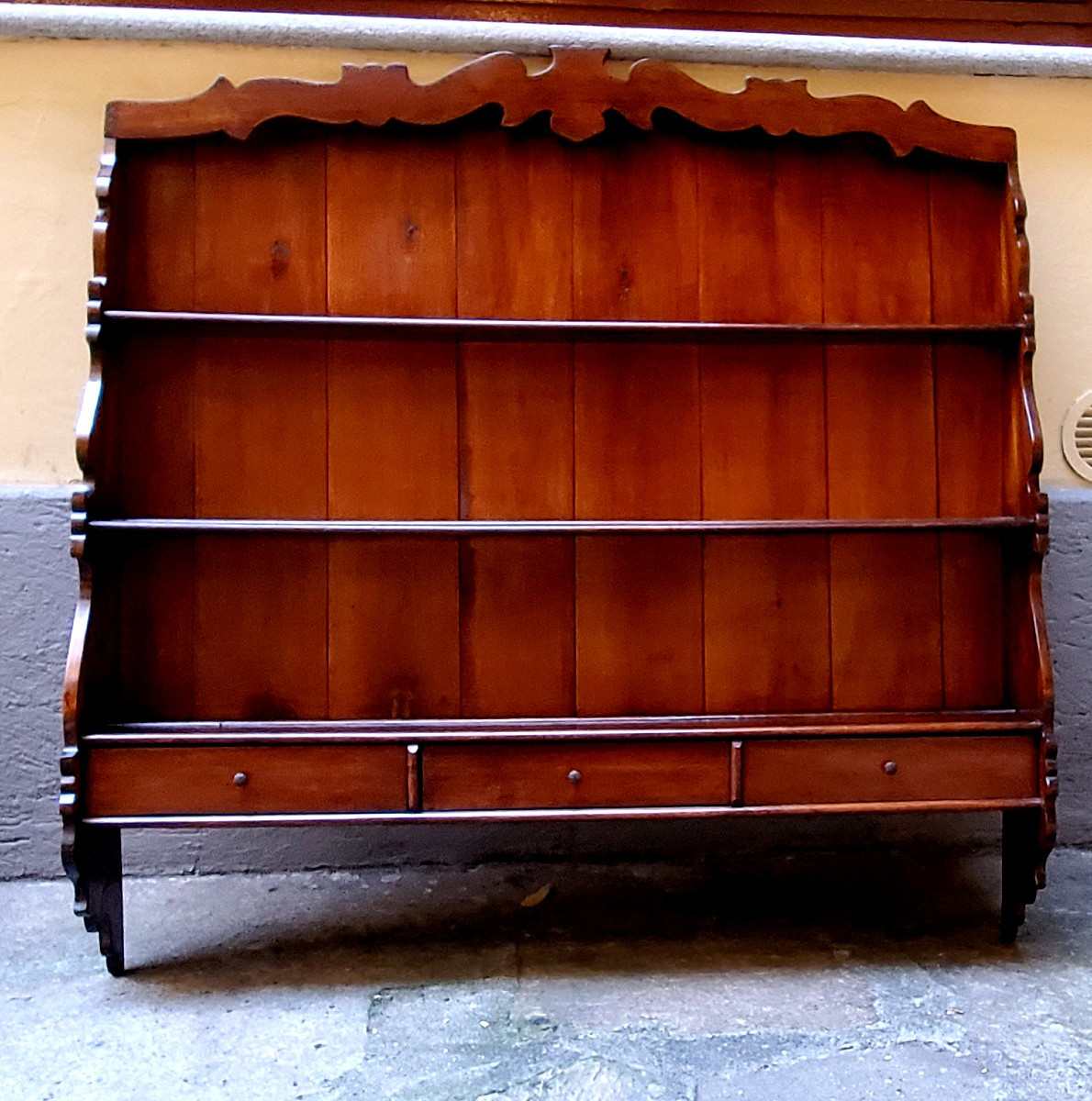 Étagère murale à assiettes en noyer, style Louis-Philippe, fabriquée en Italie.