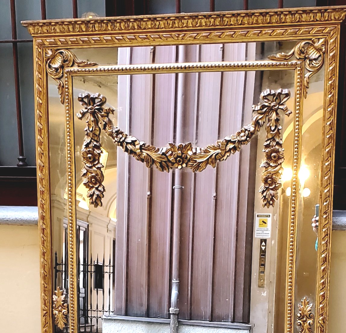 Miroir de style Louis XVI plaqué or 18 carats, sculpté à la main dans du bois-photo-4
