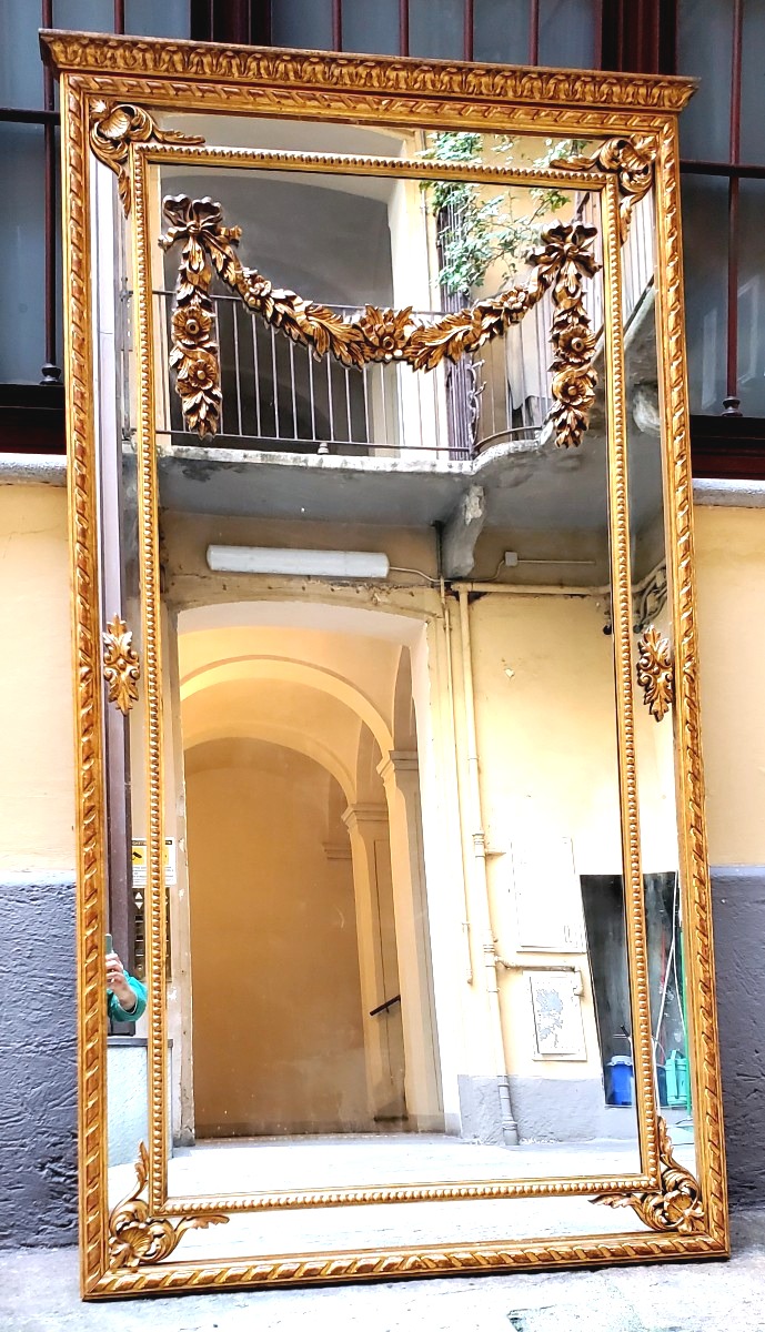 Miroir de style Louis XVI plaqué or 18 carats, sculpté à la main dans du bois