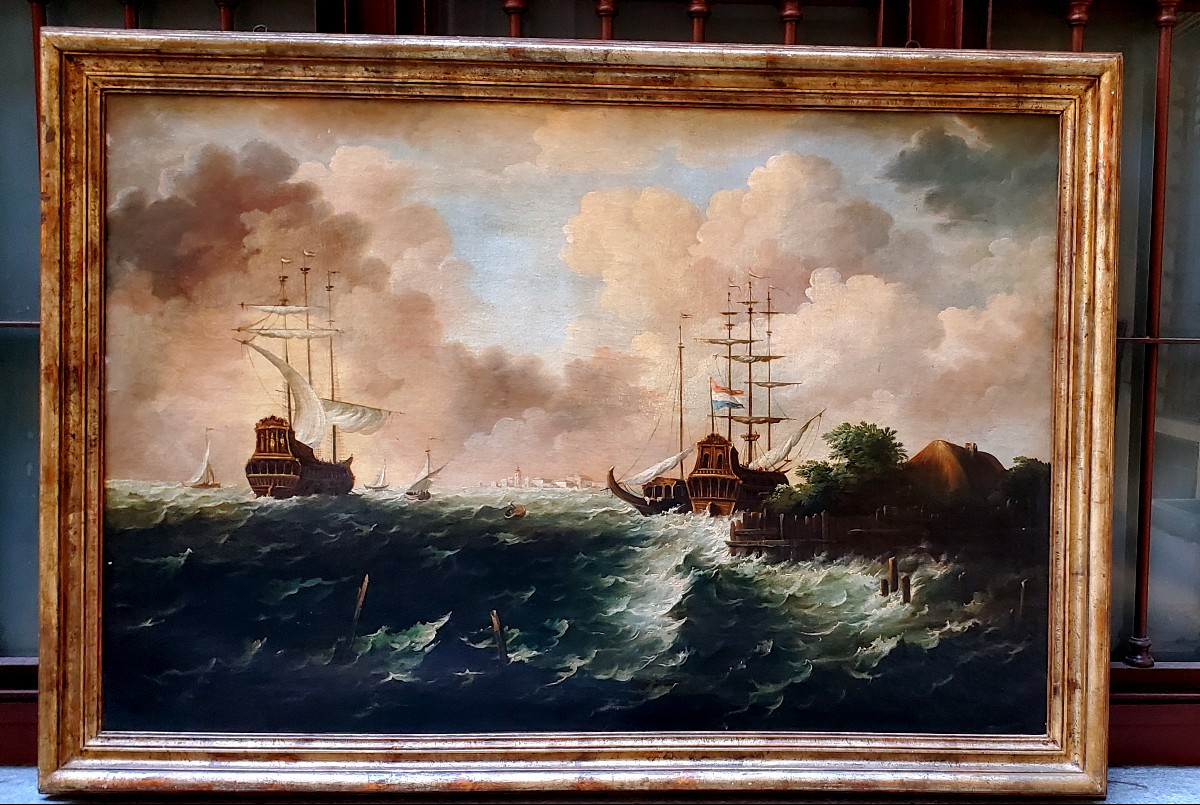 Huile sur toile représentant une marine avec des voiliers dans la tempête.