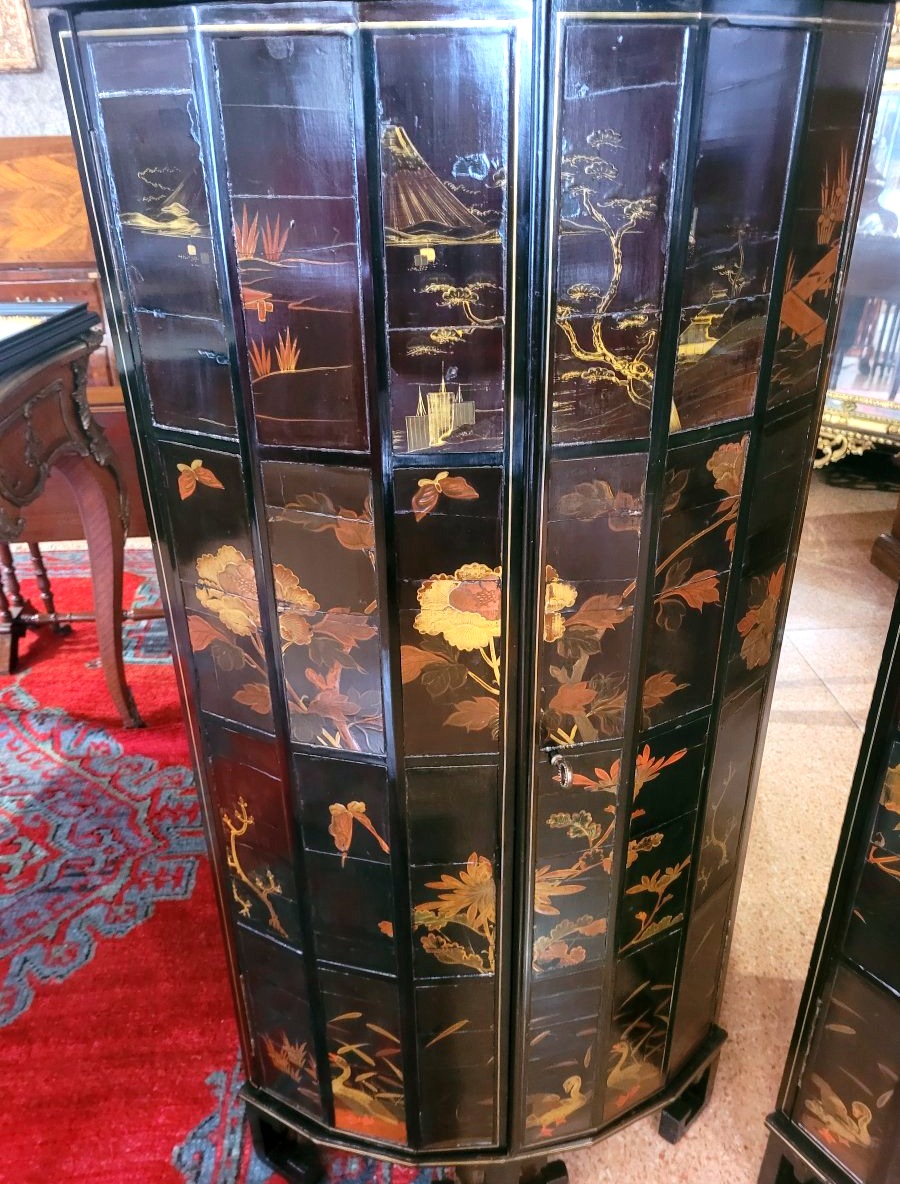 Paire de meubles d'angle français Napoléon III avec rehausseurs, décorés de chinoiseries-photo-1