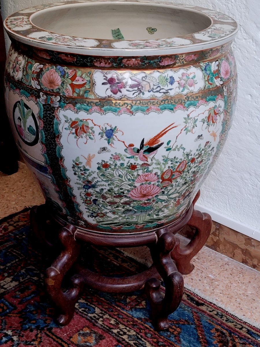 Cache-pot chinois décoré, XXe siècle, avec base en bois