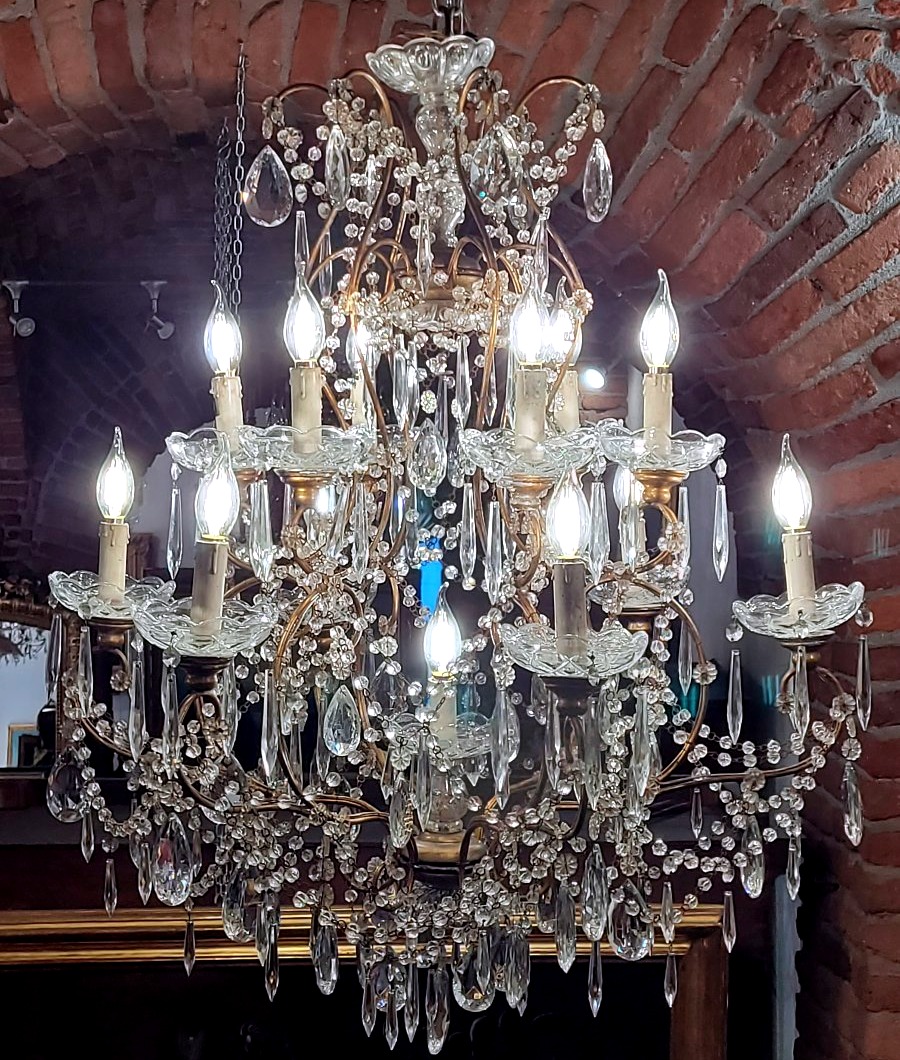 Paire de grands lustres en fer doré richement décorés de cristaux-photo-2
