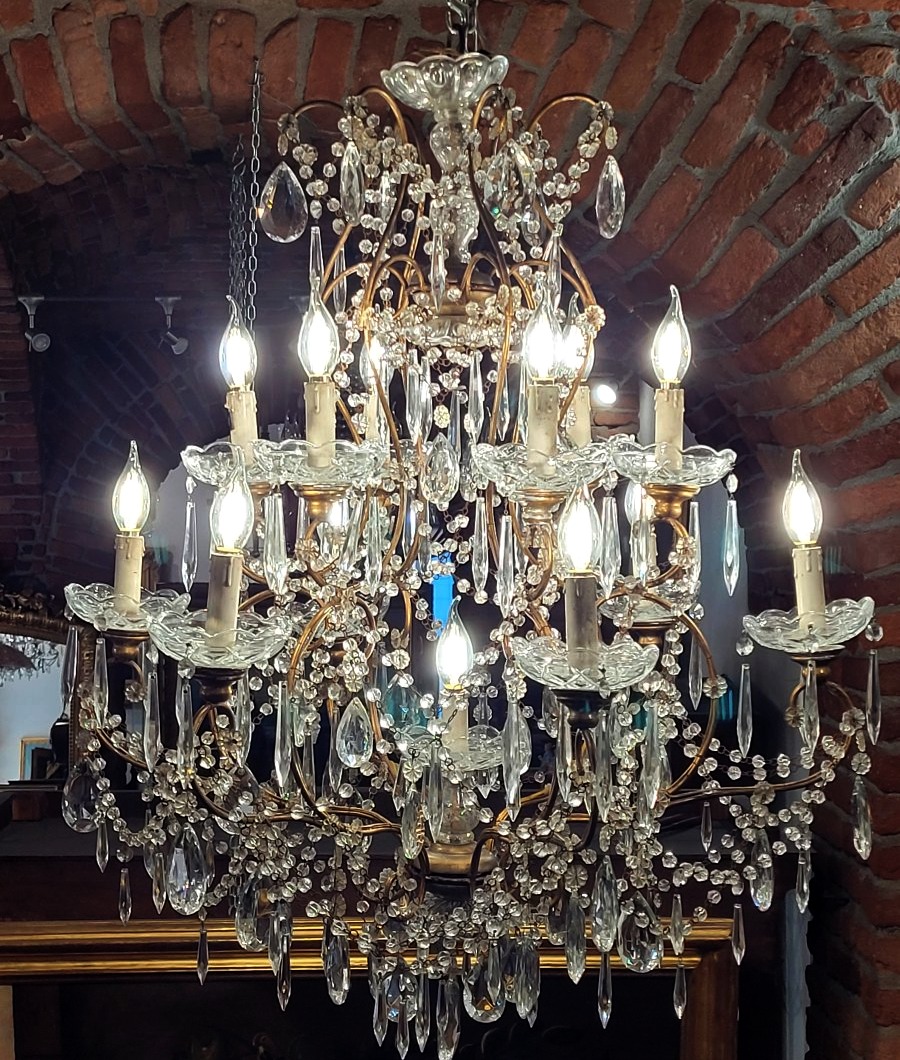 Paire de grands lustres en fer doré richement décorés de cristaux-photo-3