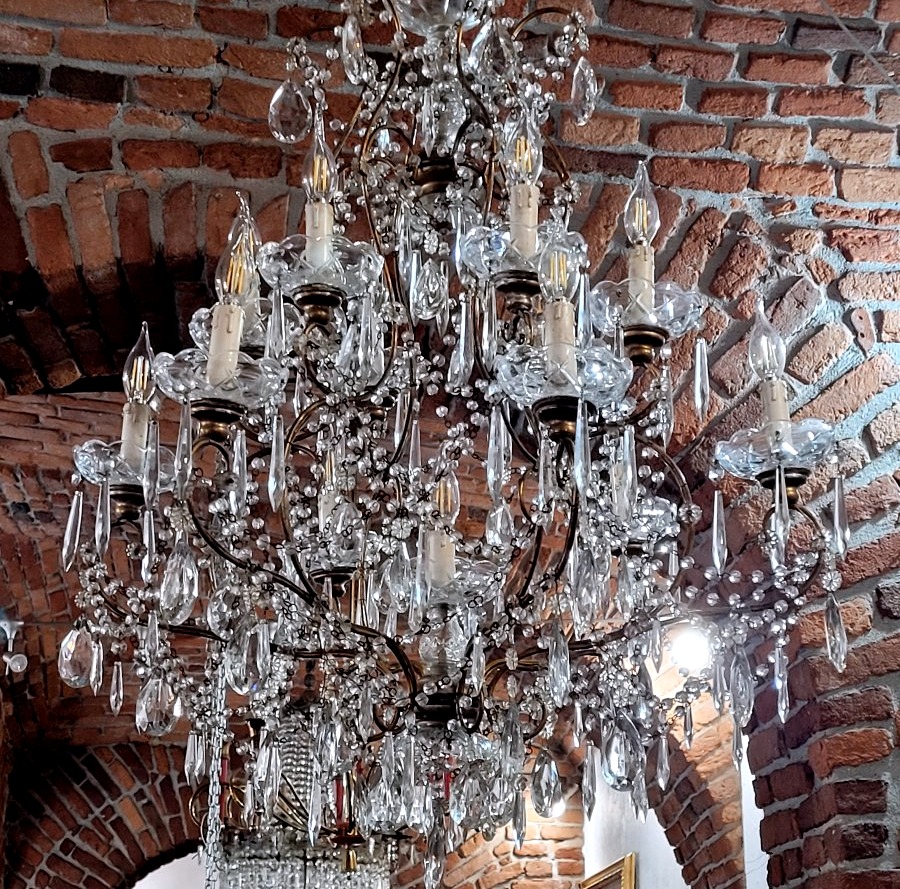 Paire de grands lustres en fer doré richement décorés de cristaux-photo-4