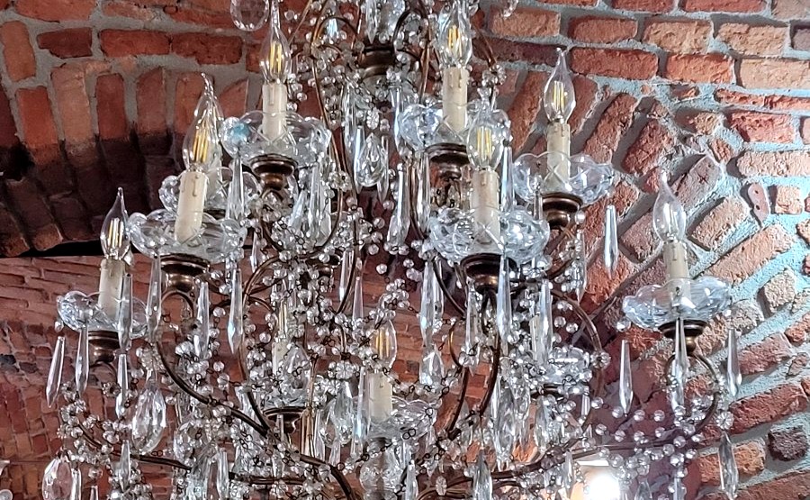 Paire de grands lustres en fer doré richement décorés de cristaux-photo-1