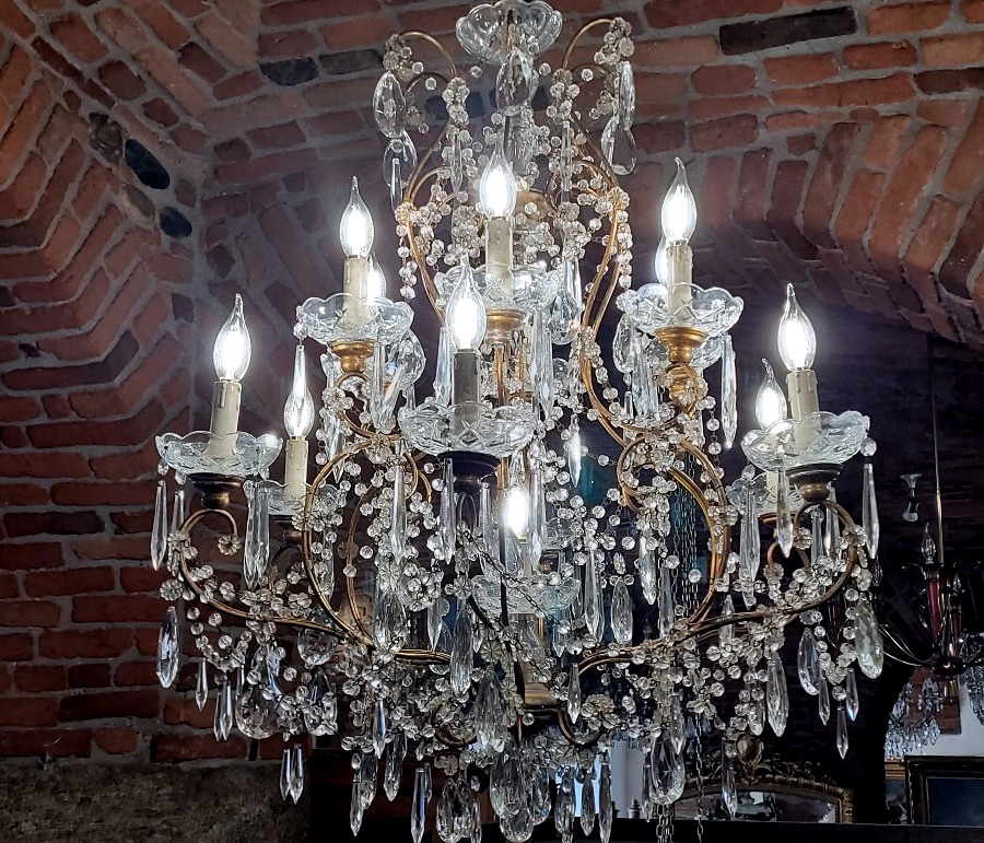 Paire de grands lustres en fer doré richement décorés de cristaux-photo-2