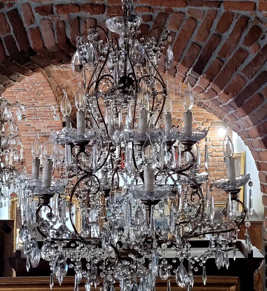 Paire de grands lustres en fer doré richement décorés de cristaux-photo-3