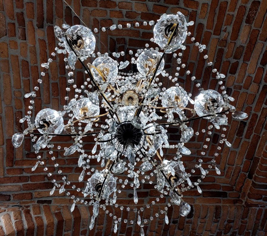 Paire de grands lustres en fer doré richement décorés de cristaux-photo-5
