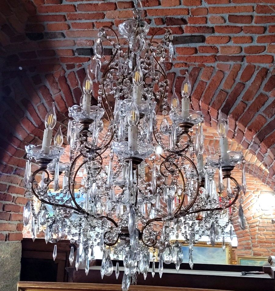 Paire de grands lustres en fer doré richement décorés de cristaux-photo-6