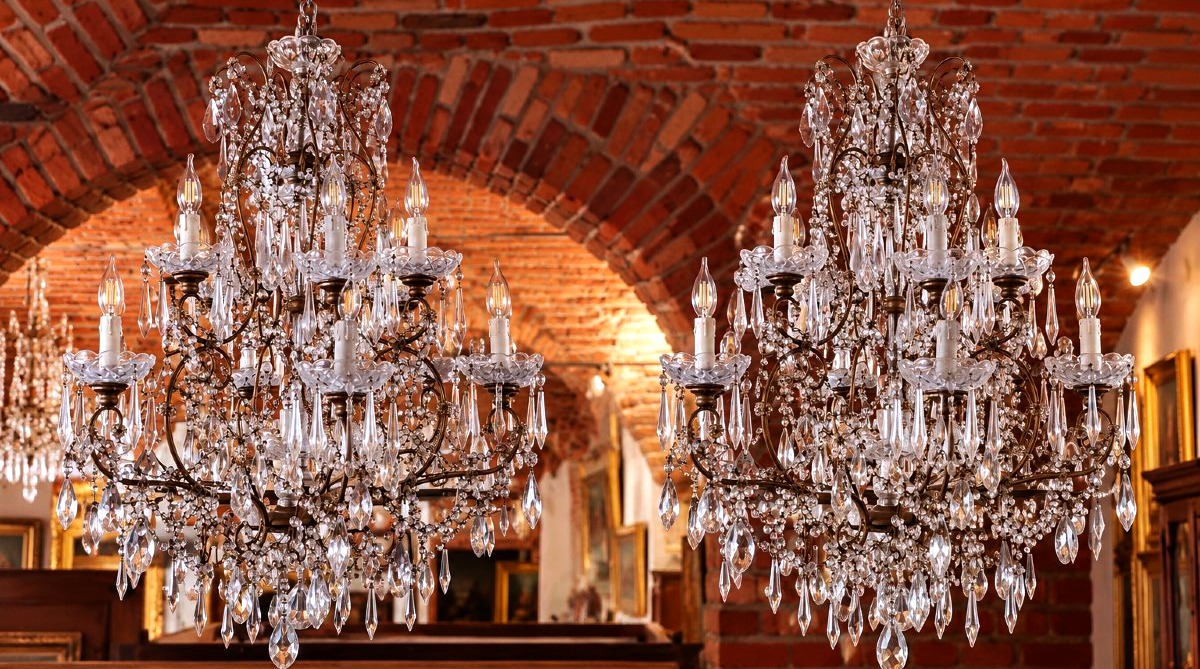 Paire de grands lustres en fer doré richement décorés de cristaux-photo-7