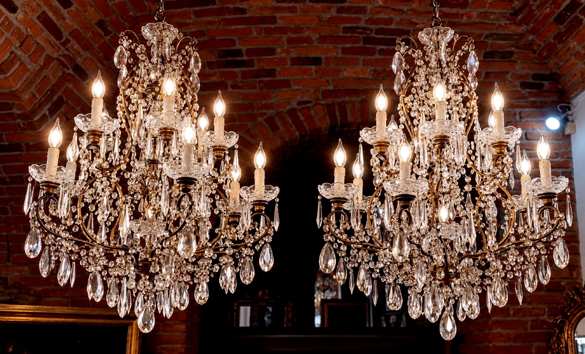 Paire de grands lustres en fer doré richement décorés de cristaux