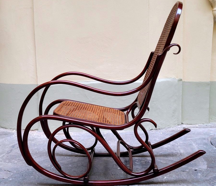 Antique Thonet Rocking Chair No. 825 – Vienna, Late 19th Century