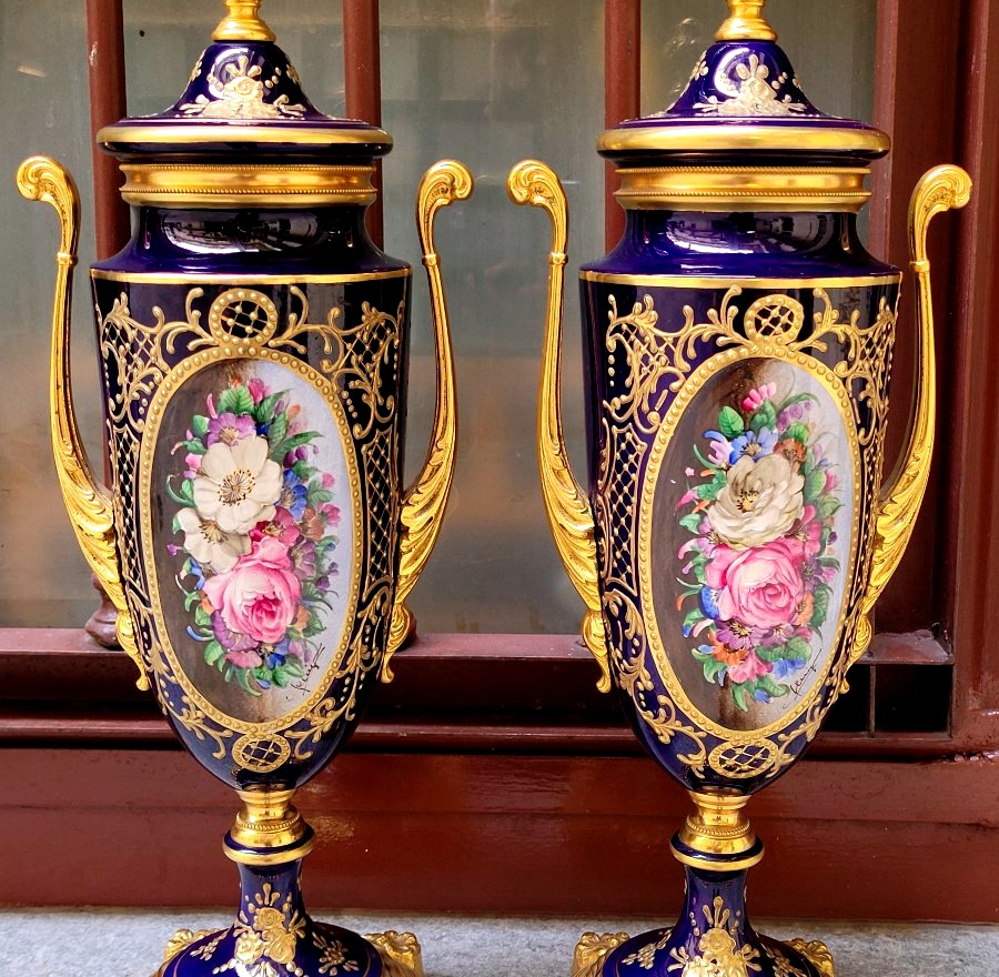 Paire de vases en porcelaine bleu cobalt avec décors dorés en relief et miniatures florales.-photo-2