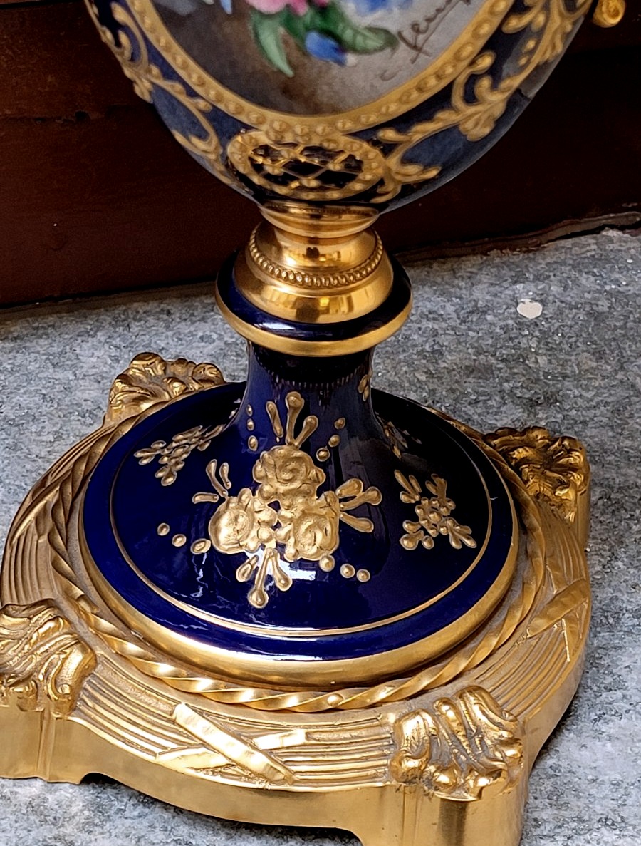 Paire de vases en porcelaine bleu cobalt avec décors dorés en relief et miniatures florales.-photo-3