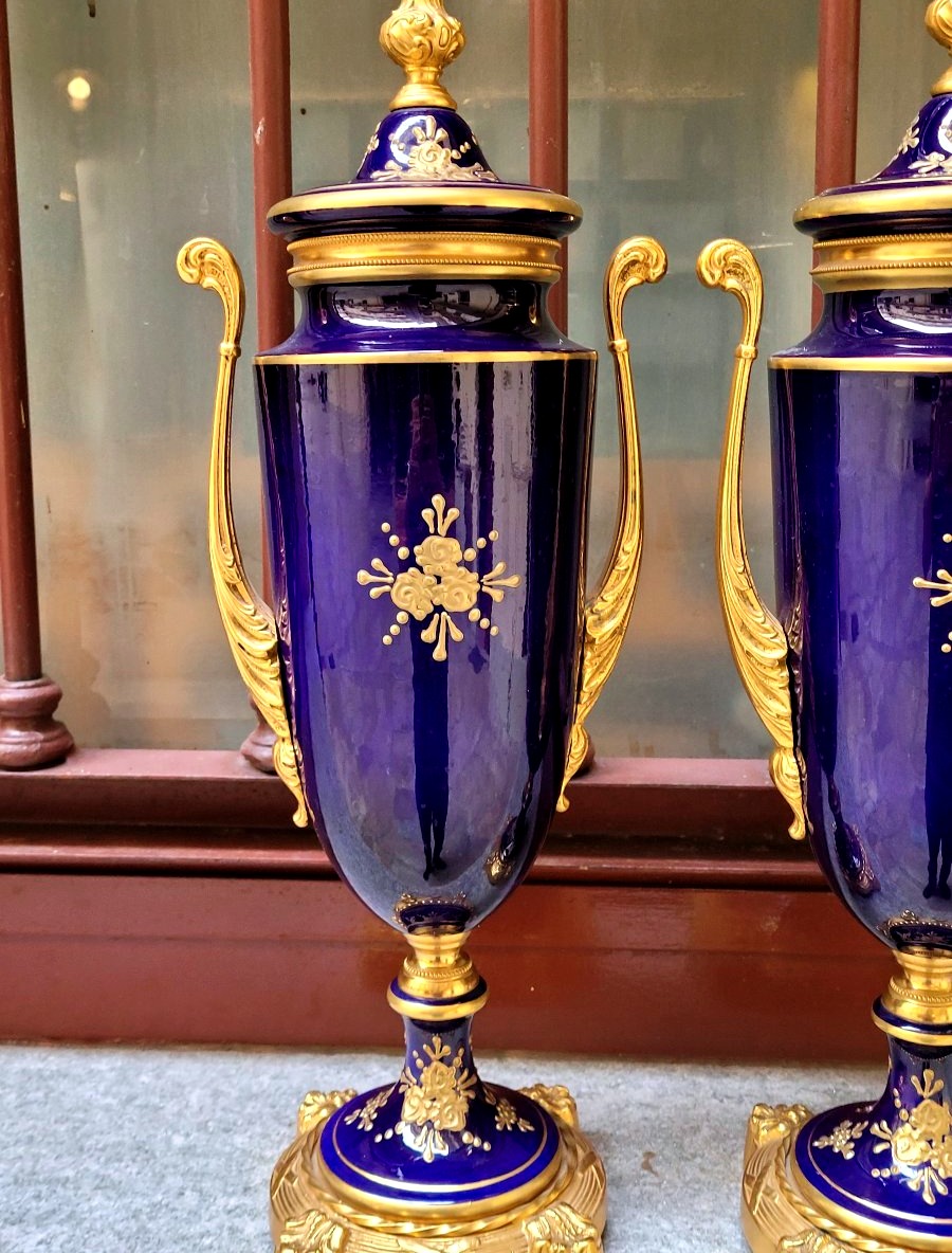 Paire de vases en porcelaine bleu cobalt avec décors dorés en relief et miniatures florales.-photo-4