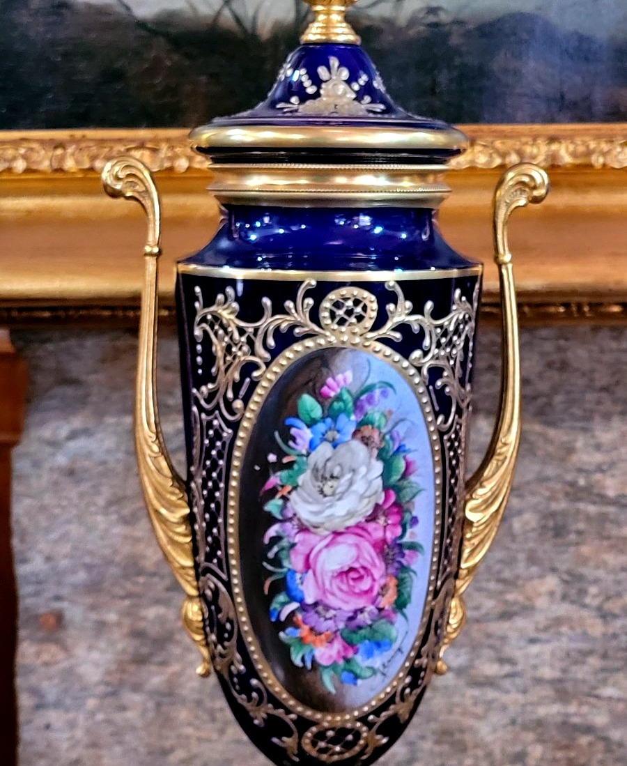 Paire de vases en porcelaine bleu cobalt avec décors dorés en relief et miniatures florales.-photo-6
