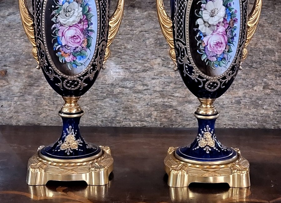 Paire de vases en porcelaine bleu cobalt avec décors dorés en relief et miniatures florales.-photo-7