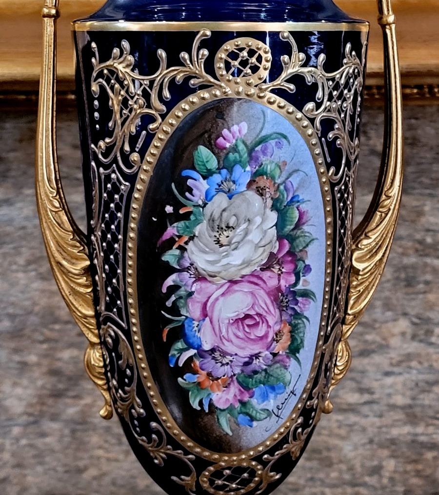 Paire de vases en porcelaine bleu cobalt avec décors dorés en relief et miniatures florales.-photo-8