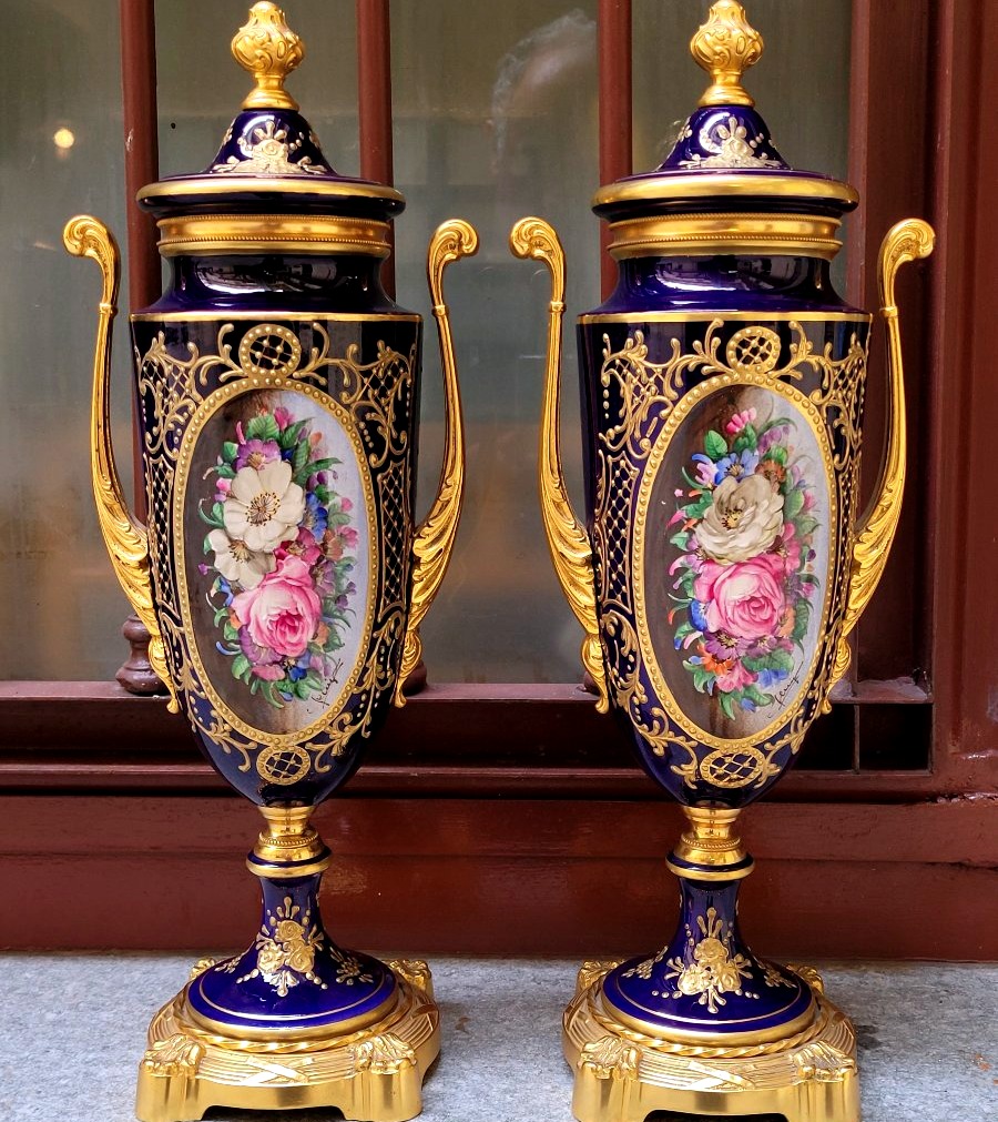 Paire de vases en porcelaine bleu cobalt avec décors dorés en relief et miniatures florales.