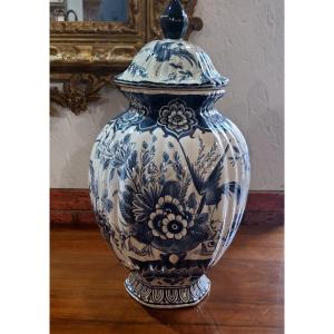 Vase de Delft (Hollande) des années 1920, orné d'un décor floral bleu cobalt