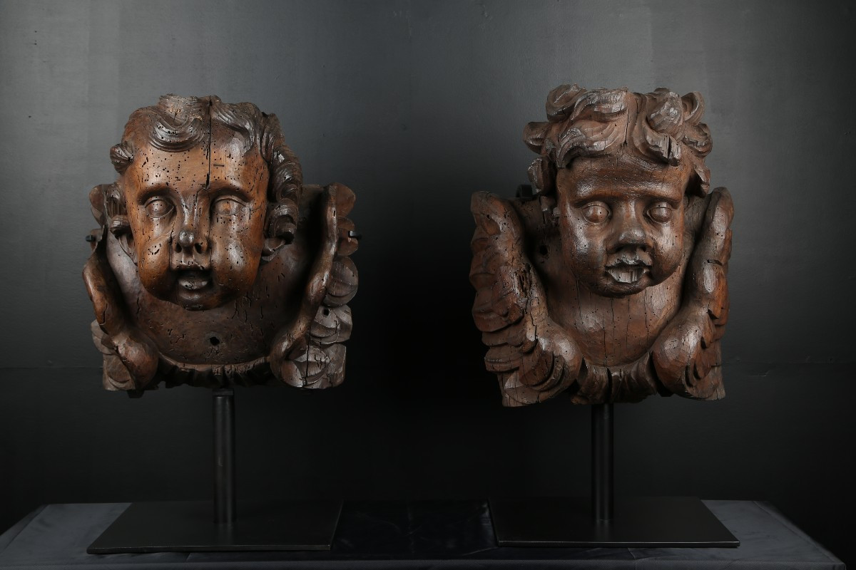 Paire de têtes d'anges en bois sculpté - Flandres 17e siècle