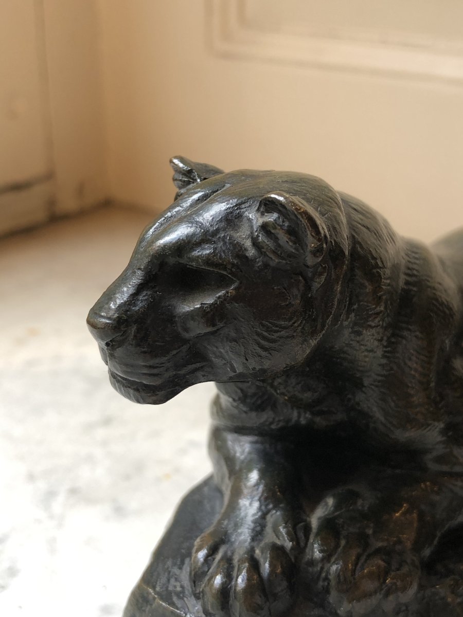 Bronze animalier d'Antoine-Louis Barye, lionne au repos-photo-1