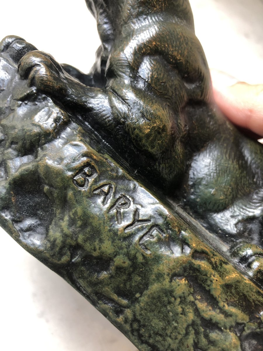 Bronze animalier d'Antoine-Louis Barye, lionne au repos-photo-4