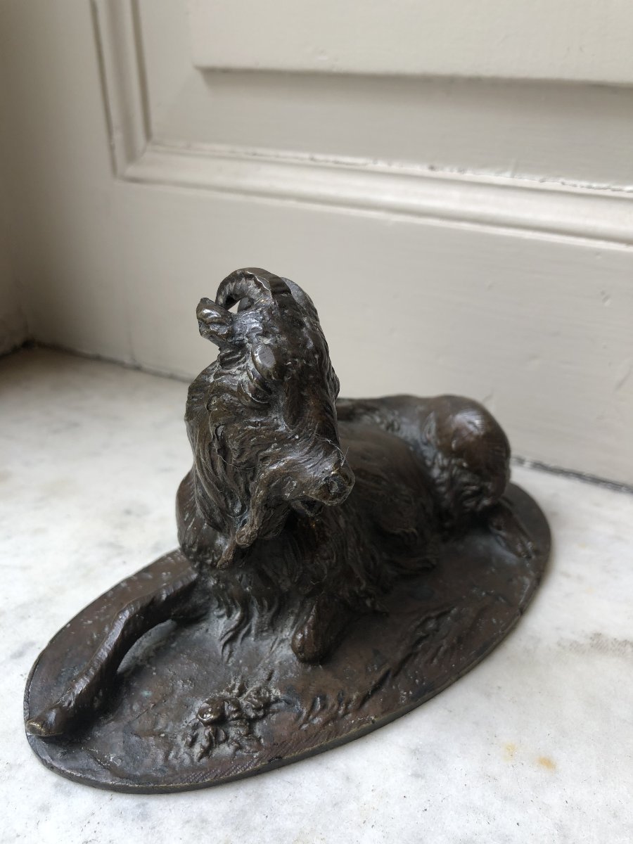 Petit bronze animalier d'un bouc couché-photo-5