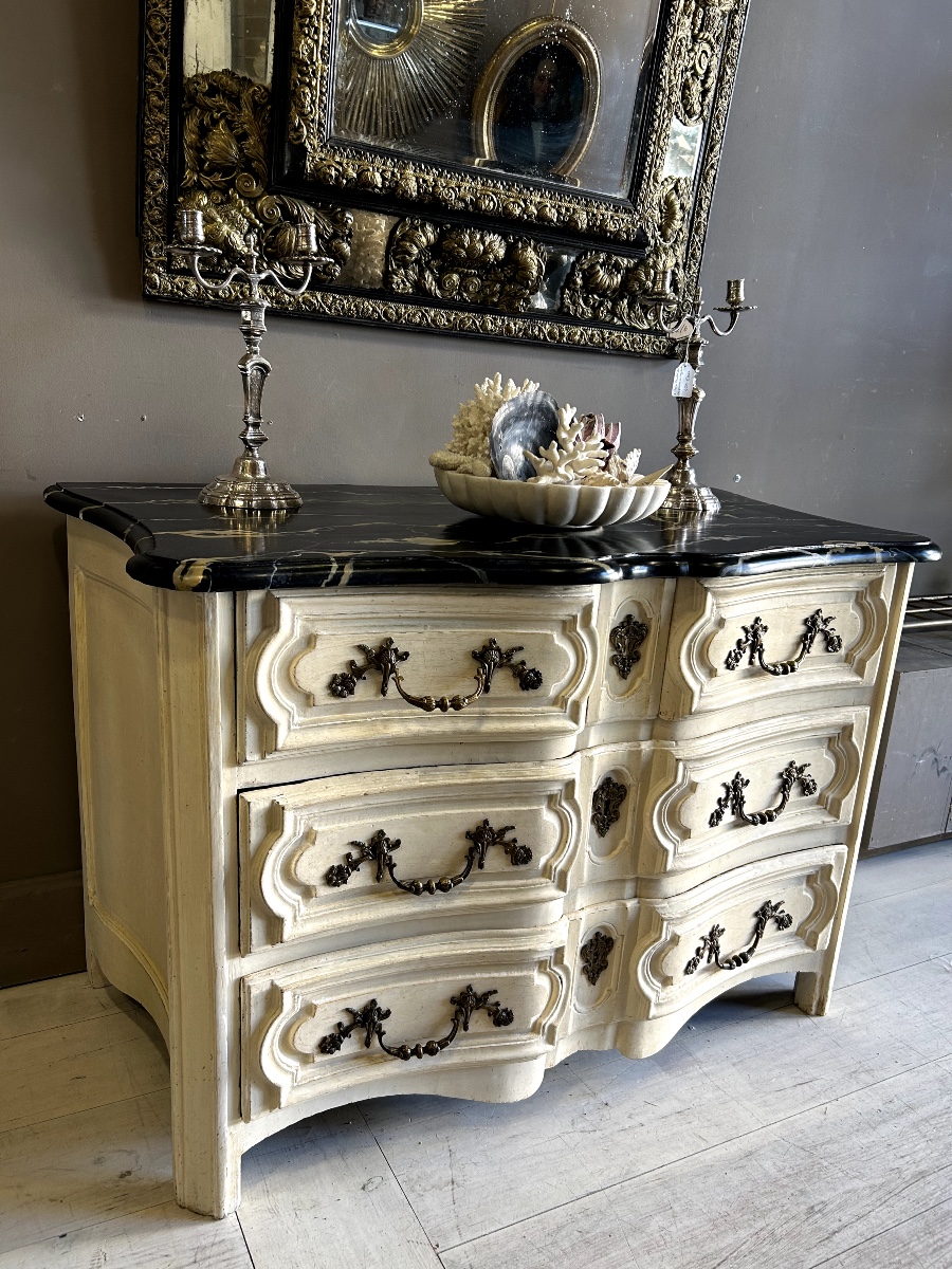 18th Century Crossbow-shaped Chest Of Drawers In Painted Wood.