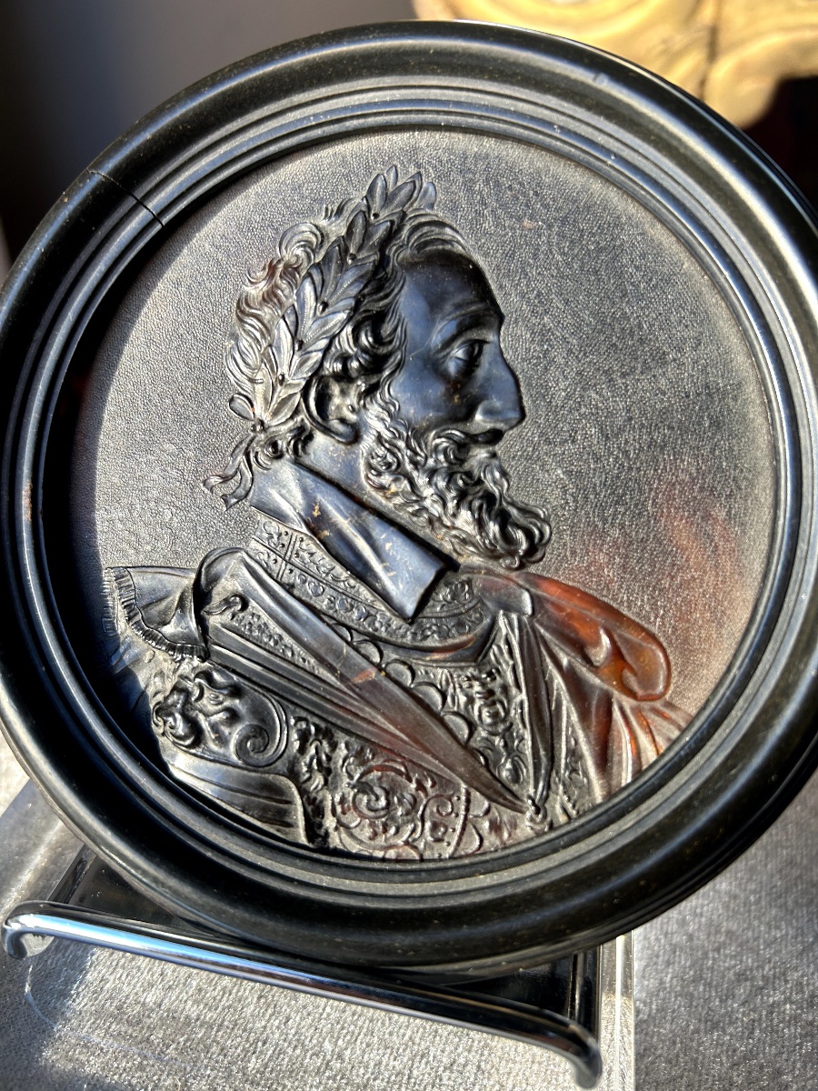 Pair Of Finely Carved Tortoise Shell Miniatures Of King Henri IV And Sully (19th Century).  -photo-4
