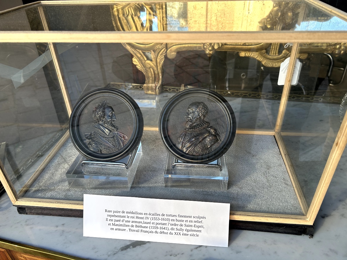 Pair Of Finely Carved Tortoise Shell Miniatures Of King Henri IV And Sully (19th Century).  -photo-2
