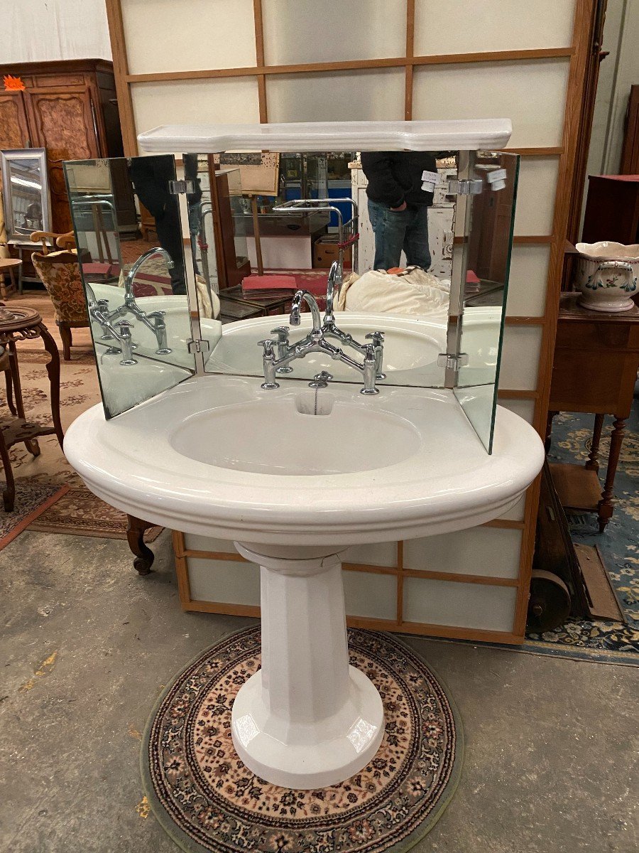 Very Nice Pedestal Sink Set