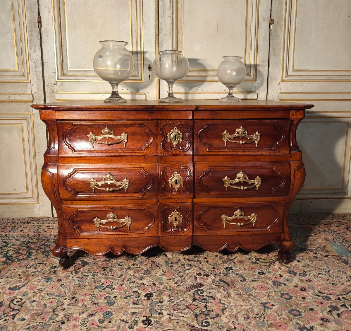 Commode bordelaise de forme tombeau et arbalète du 18 ème siècle 