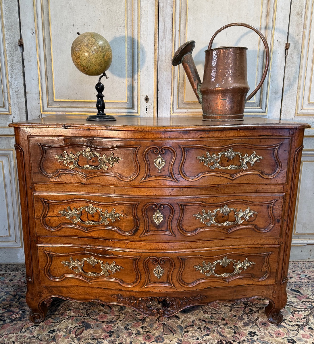 Commode provençale en noyer du 18 eme siècle 