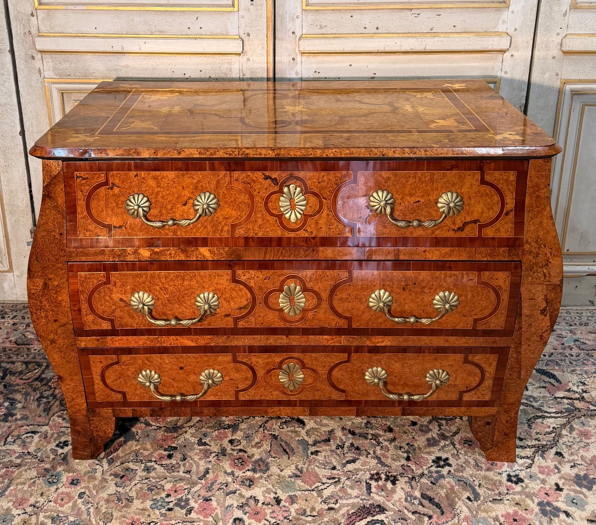 Commode galbé d époque Louis XV en loupe d amboine 18 eme siècle -photo-2