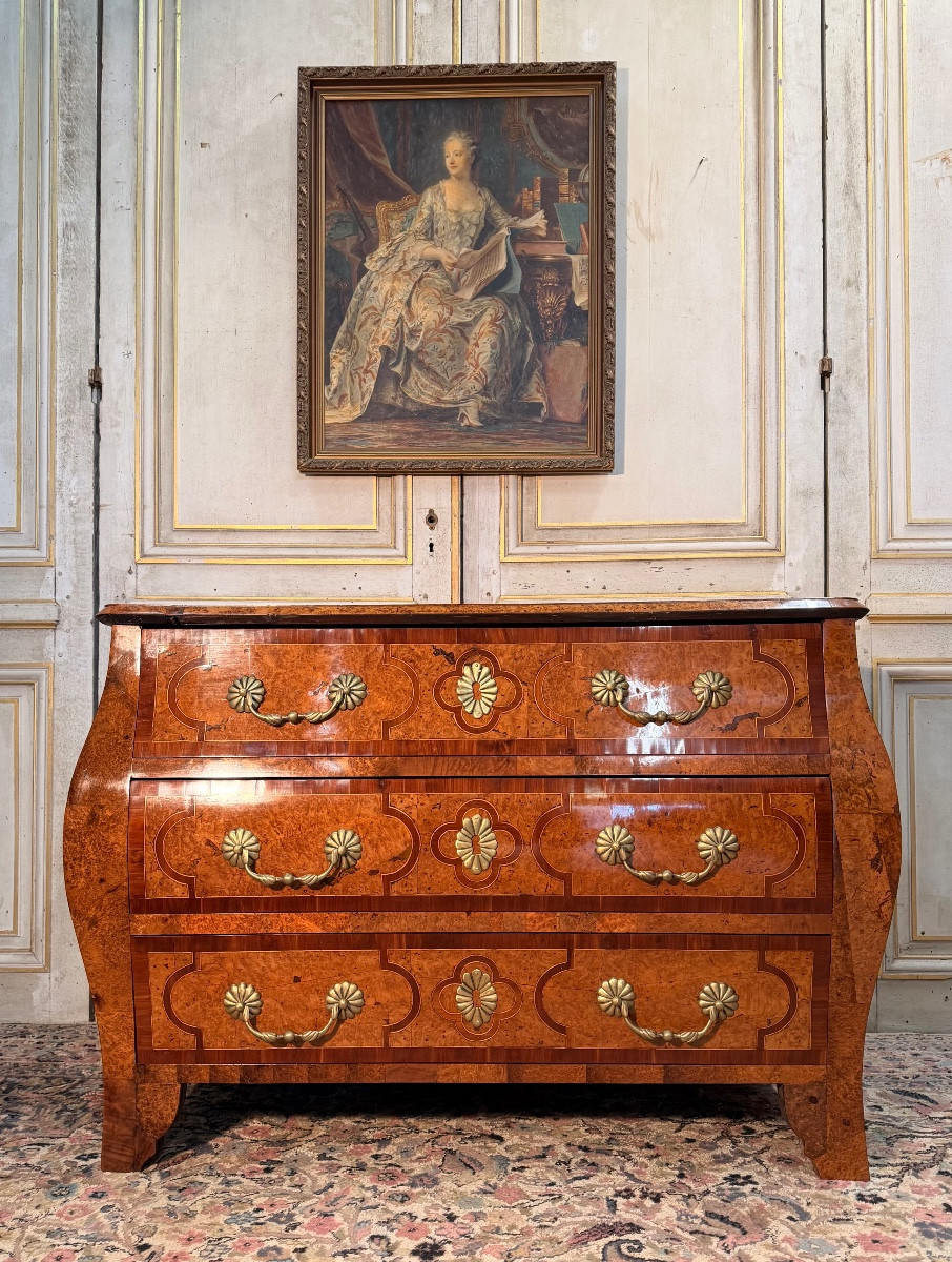 Commode galbé d époque Louis XV en loupe d amboine 18 eme siècle 