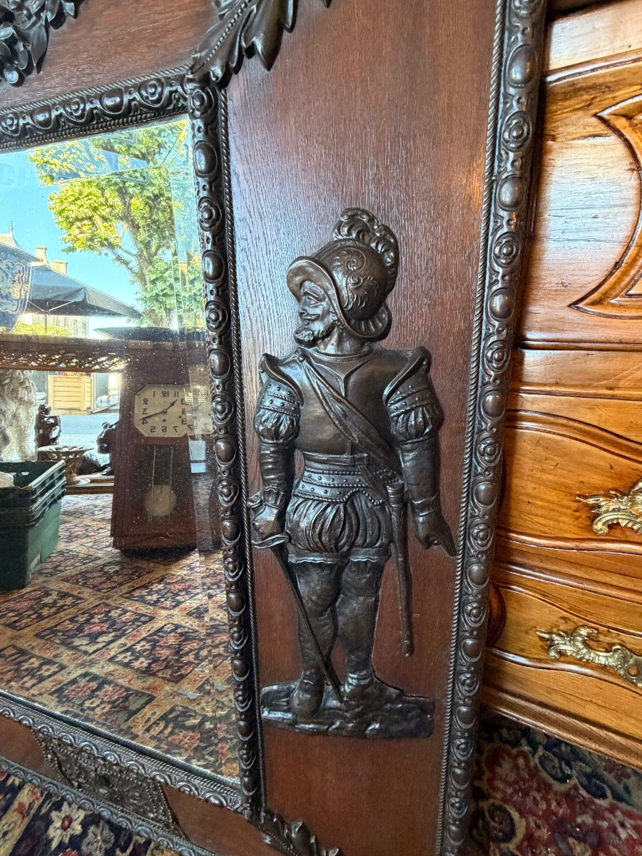 Grand miroir de style médiéval 19 eme siècle en chêne et laiton repoussé-photo-2
