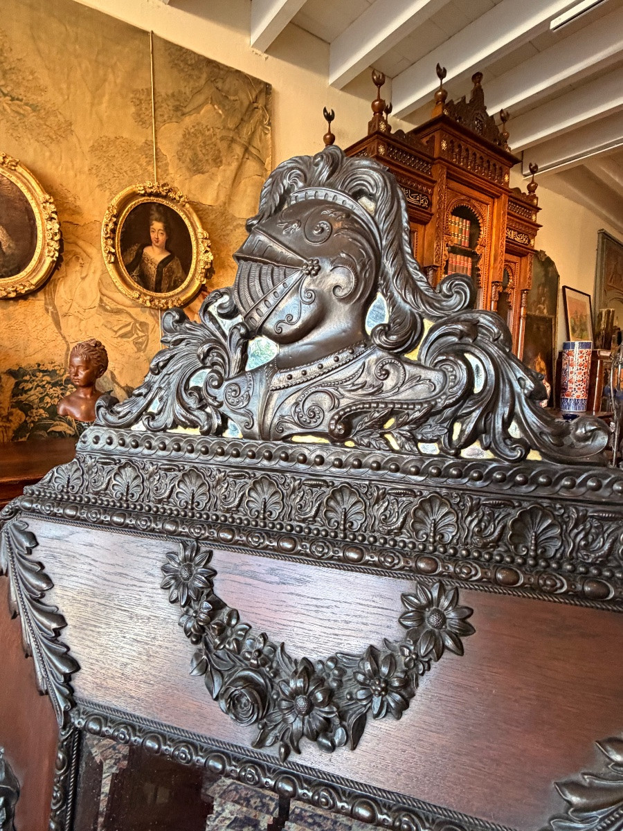 Grand miroir de style médiéval 19 eme siècle en chêne et laiton repoussé-photo-4