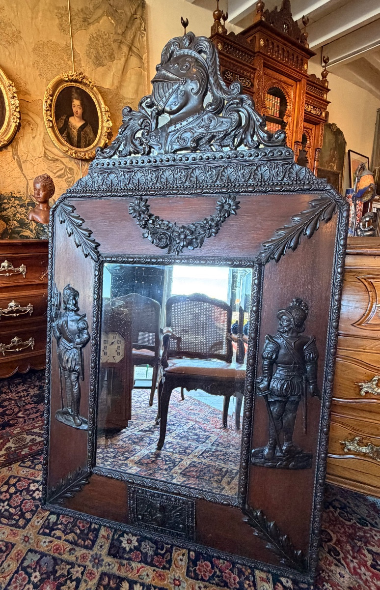 Grand miroir de style médiéval 19 eme siècle en chêne et laiton repoussé