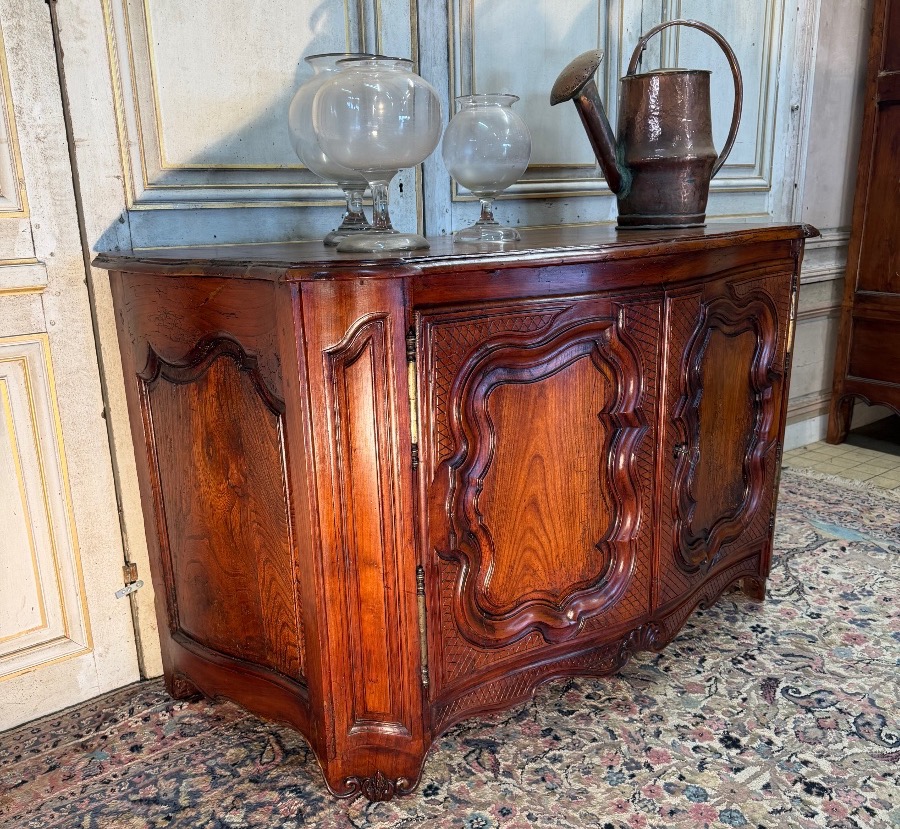 Buffet de château d’époque Régence galbée 3 faces début 18 eme 