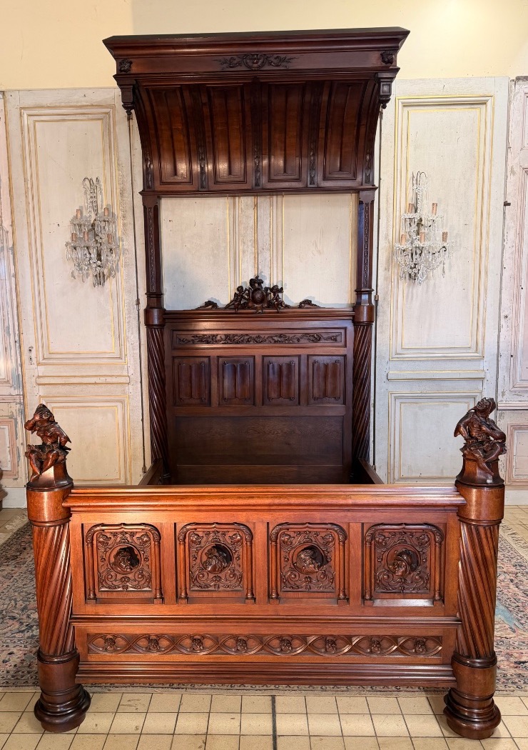 Lit de château de style renaissance en noyer 19 eme 
