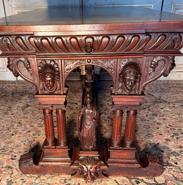 19th-century Renaissance-style Walnut Coffee Table 
