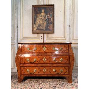 Commode galbé d époque Louis XV en loupe d amboine 18 eme siècle 