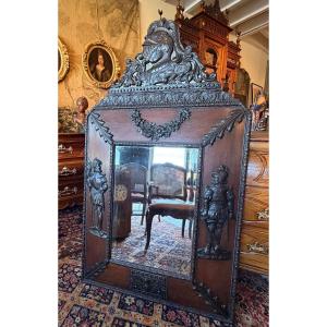 Grand miroir de style médiéval 19 eme siècle en chêne et laiton repoussé