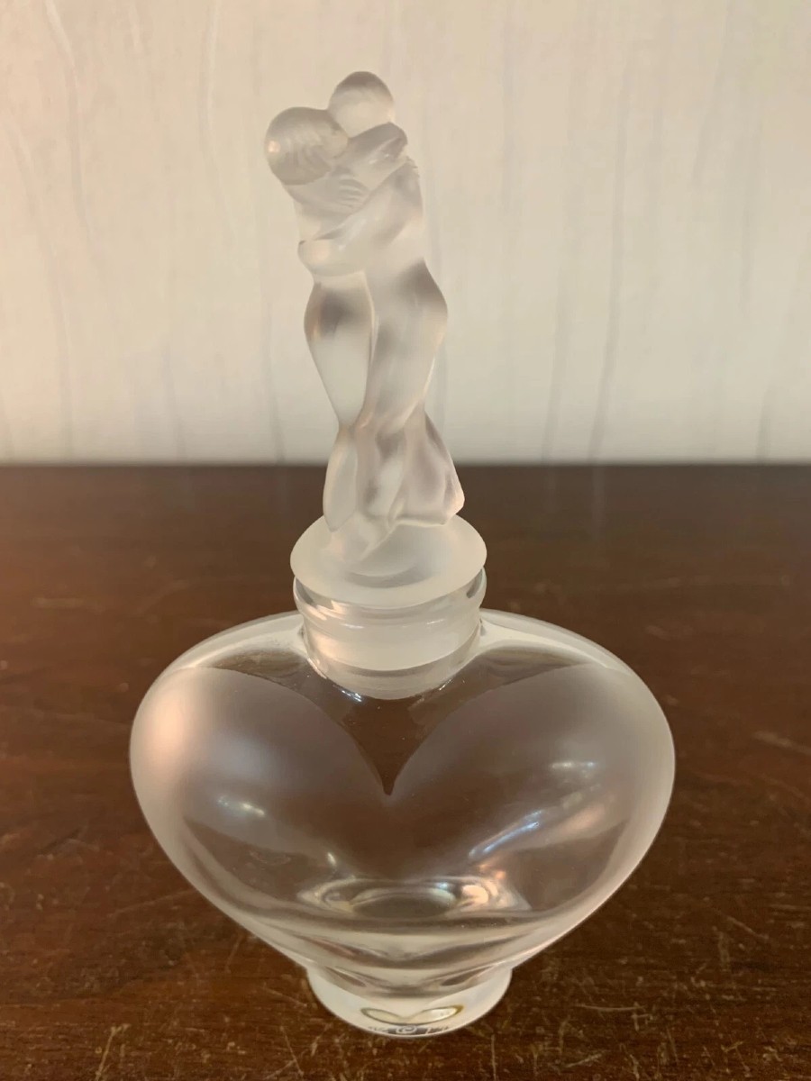 FLACON  A PARFUM  ' LES AMOURS ' en cristal LALIQUE
