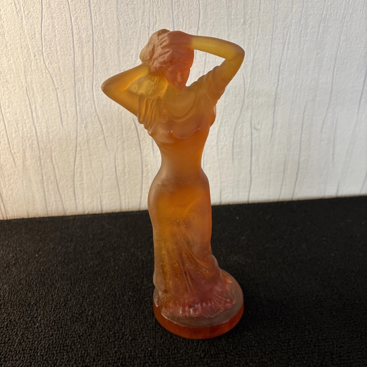 Femme se coiffant en cristal Daum 